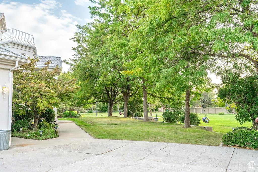 View of property\'s community with a lawn