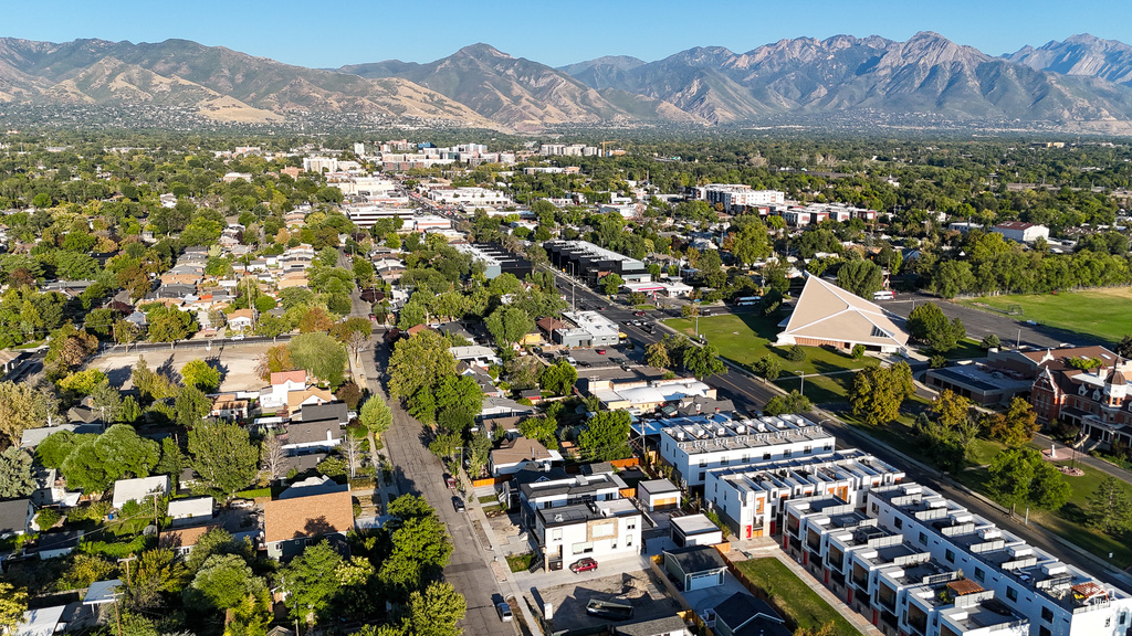 Bird\'s eye view featuring a mountain view