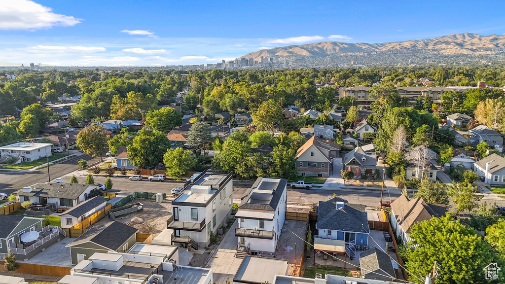 Bird\'s eye view with a mountain view