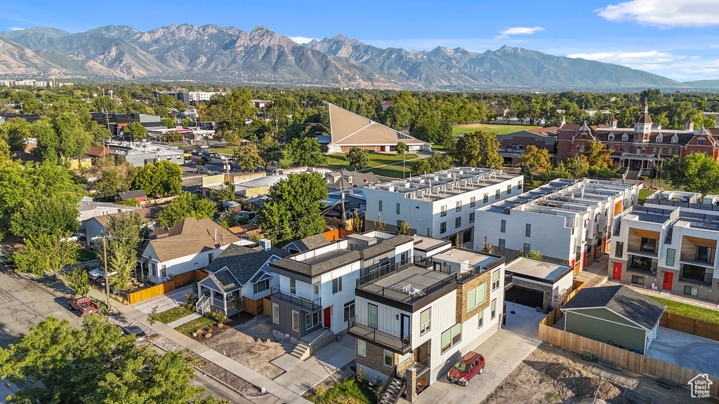 Aerial view with a mountain view