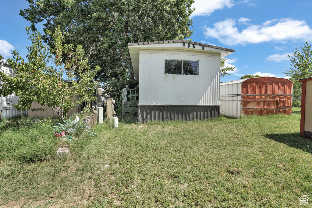 View of yard with a storage shed