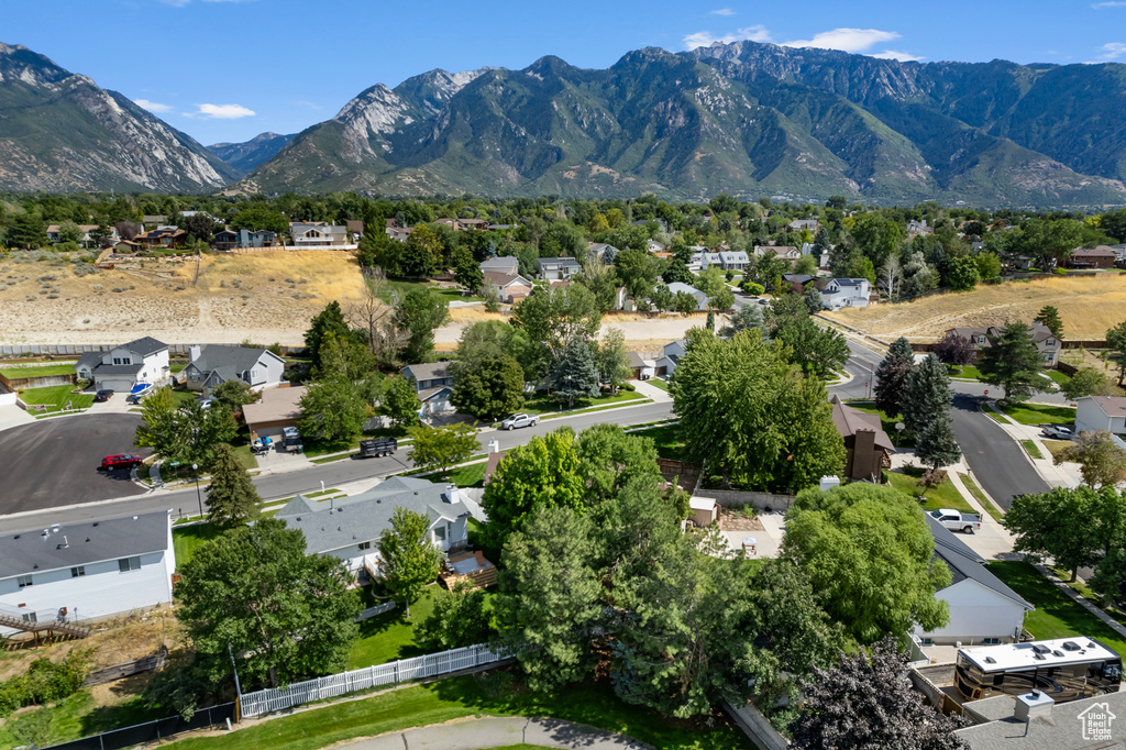 Bird\'s eye view with a mountain view