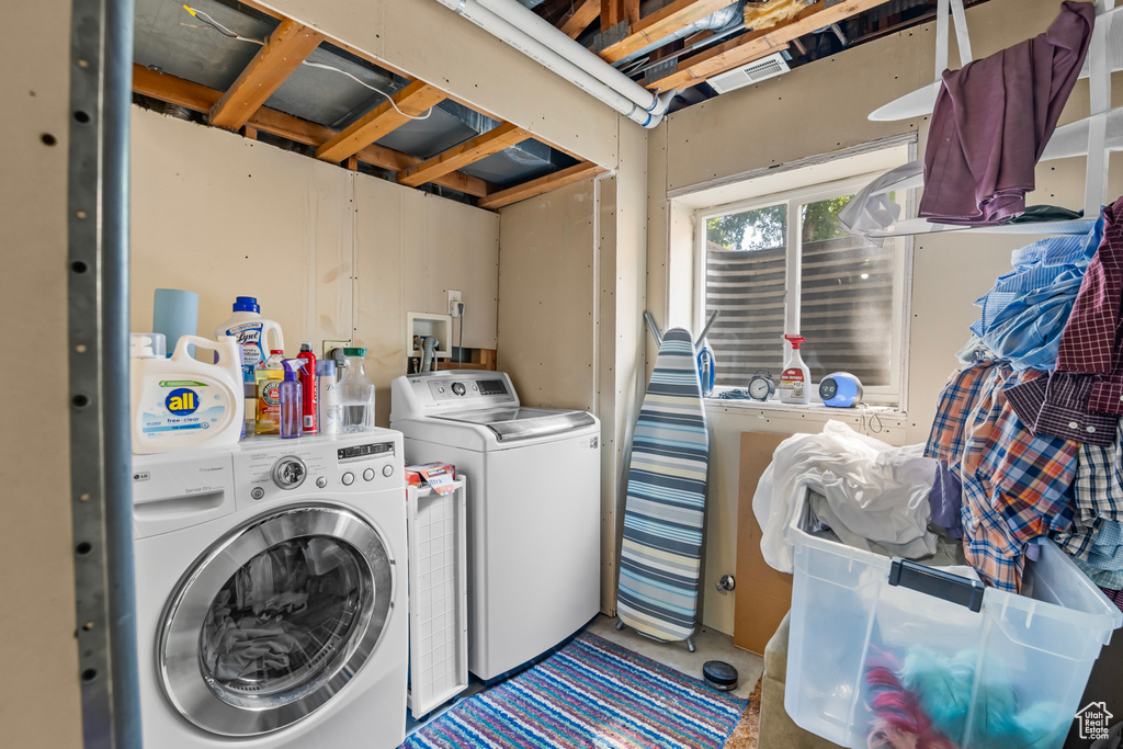 Washroom with washer and dryer