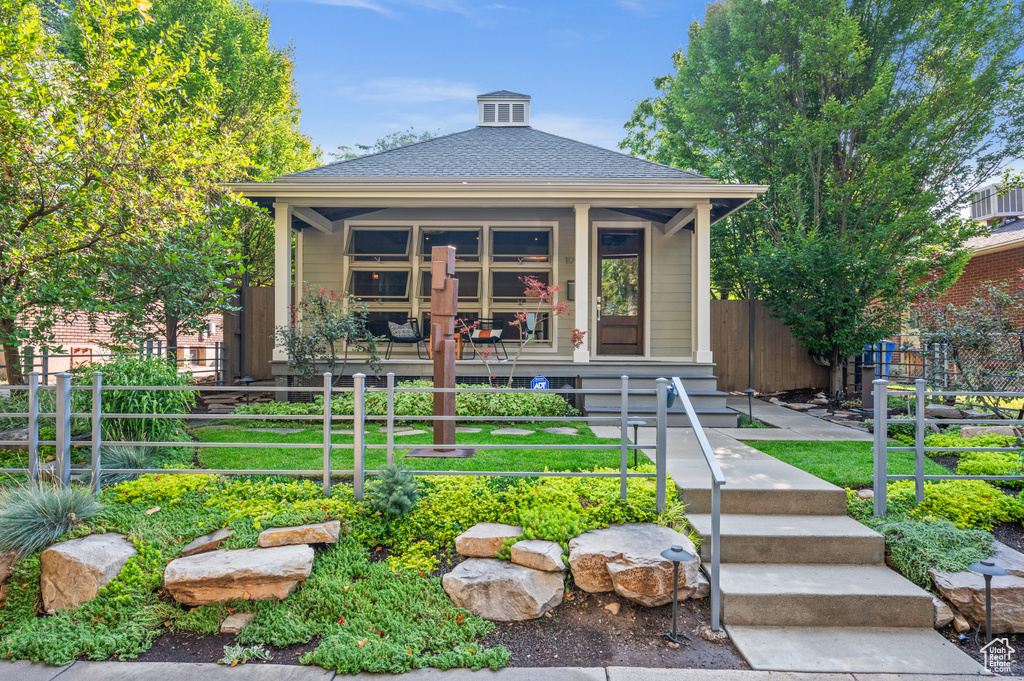 View of front facade with a front yard and covered porch