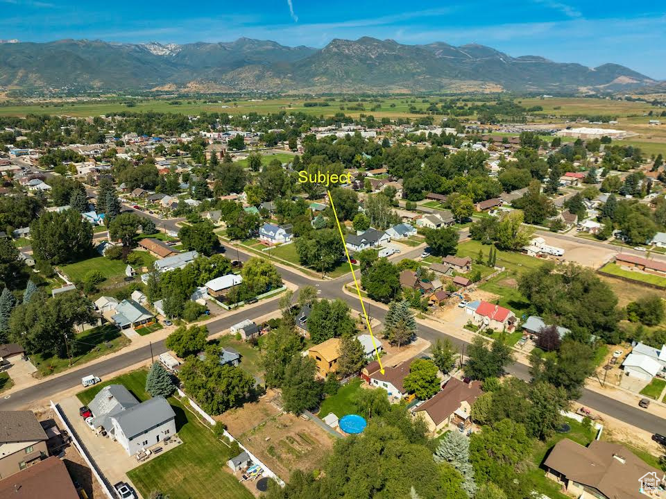 Bird's eye view with a mountain view