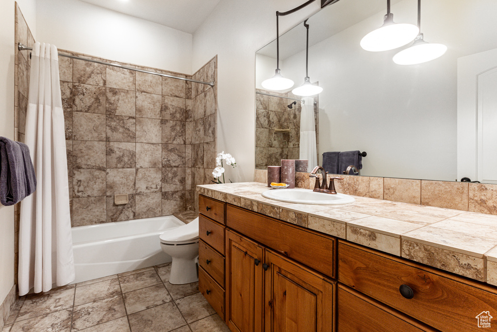 Full bathroom featuring vanity, toilet, and shower / bath combo