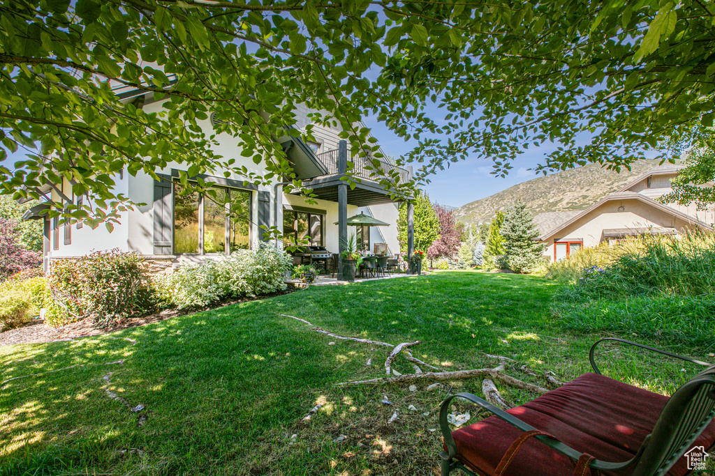 View of yard with a mountain view