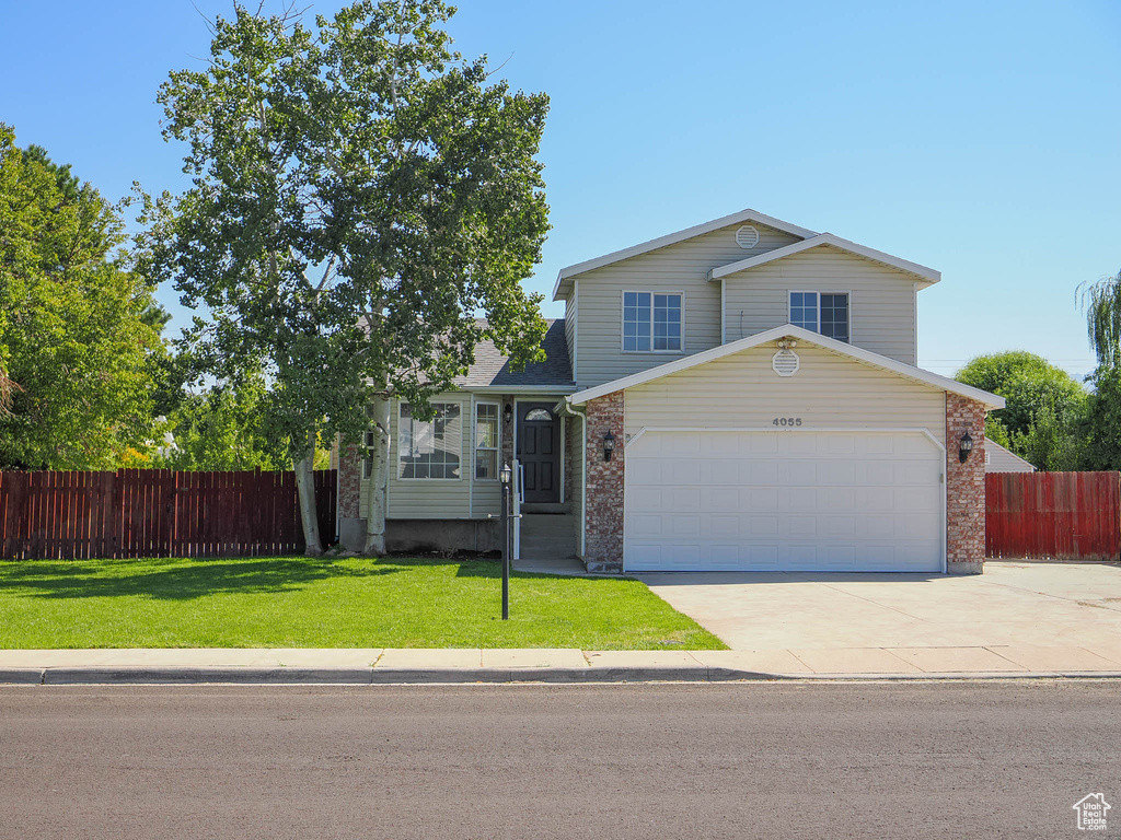 View of front of property featuring a front yard