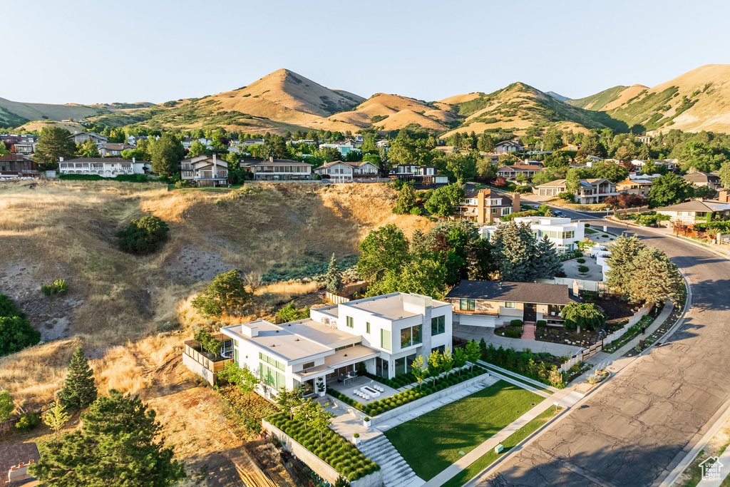 Aerial view with a mountain view