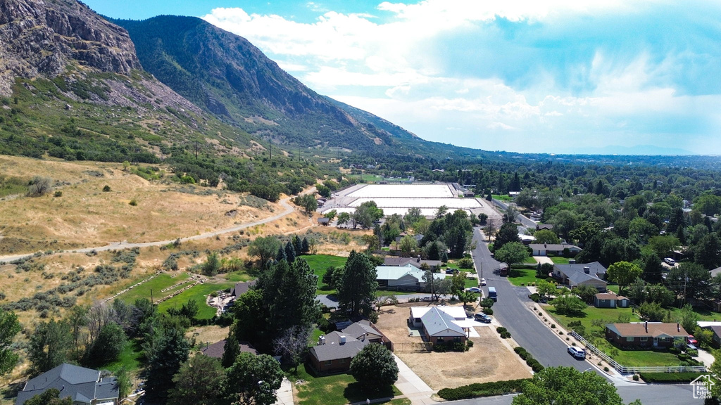 Bird\\\\\\\\\\\\\\\'s eye view featuring a mountain view