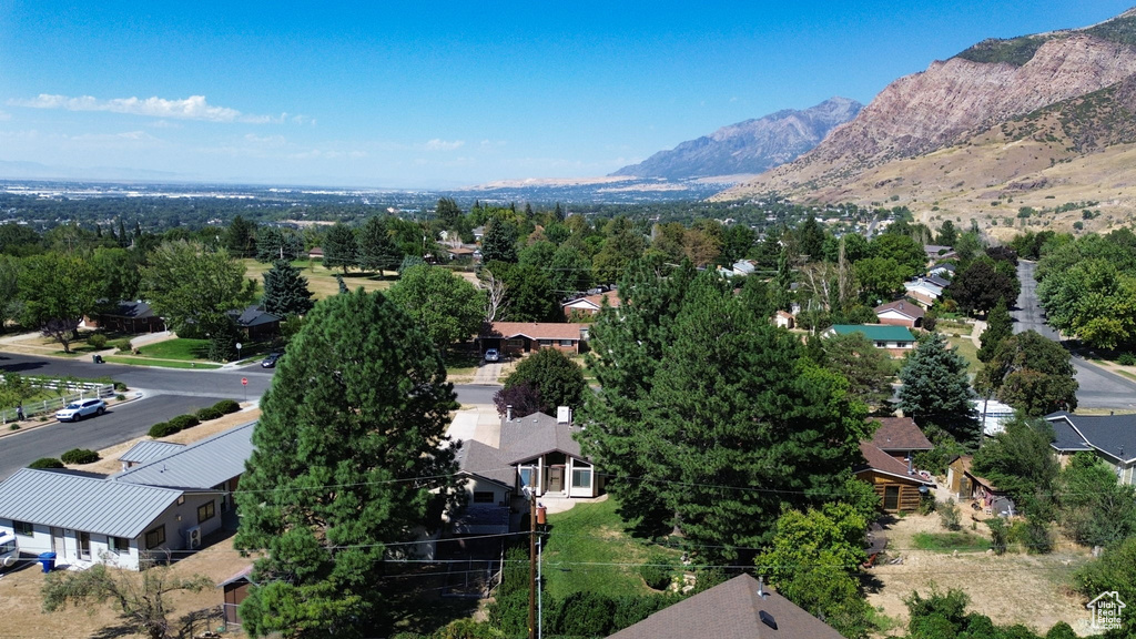 Bird\\\\\\\\\\\\\\\'s eye view with a mountain view