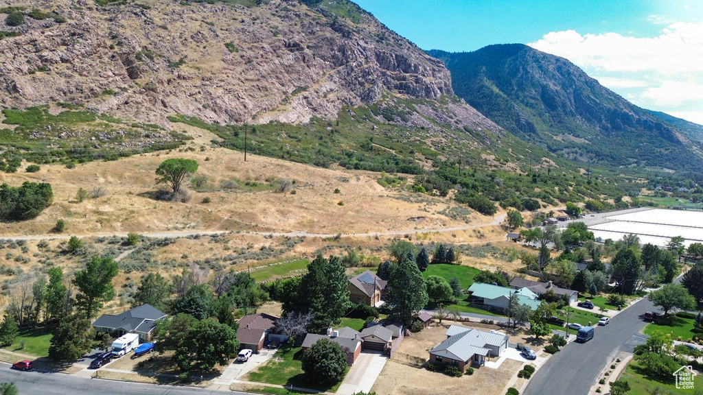 Bird\\\\\\\\\\\\\\\'s eye view with a mountain view