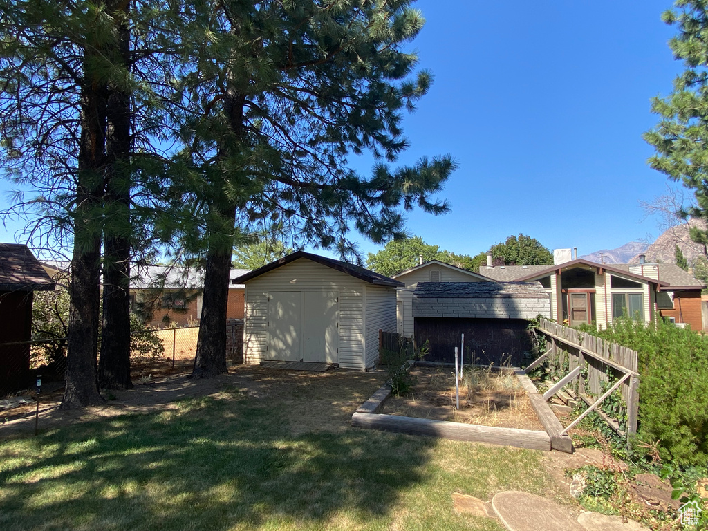 View of yard featuring a shed