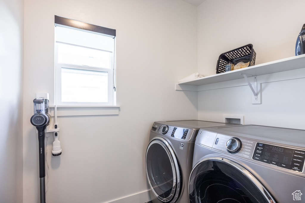 Washroom with independent washer and dryer