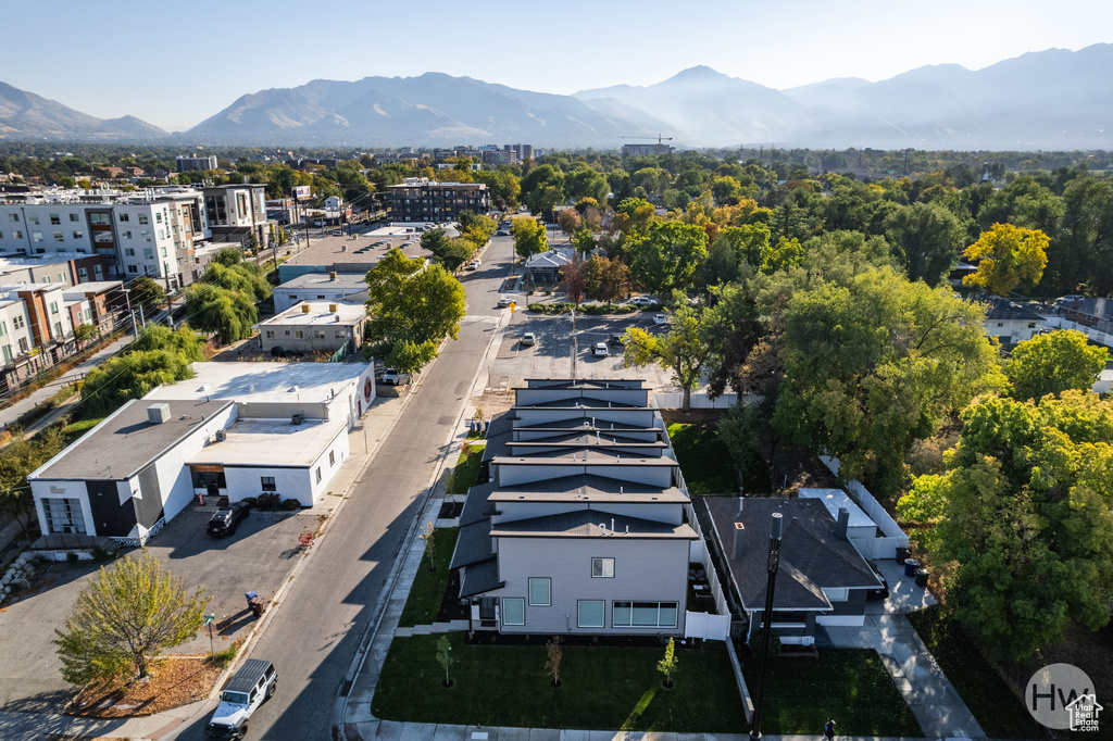 Bird\\\'s eye view with a mountain view