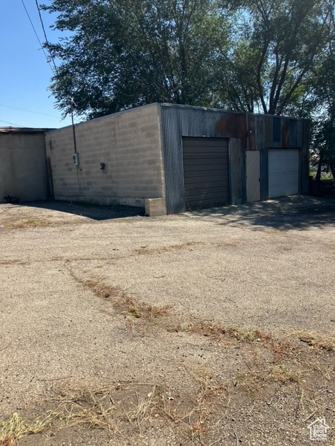 View of yard with an outdoor structure and a garage