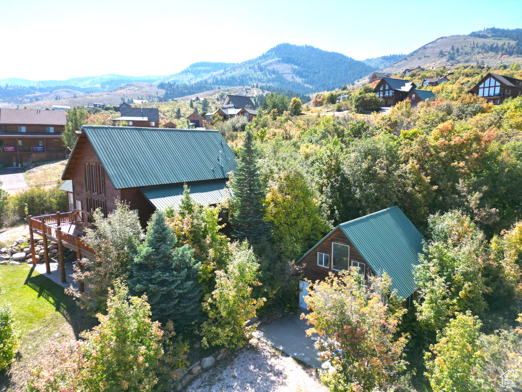 Bird\'s eye view with a mountain view