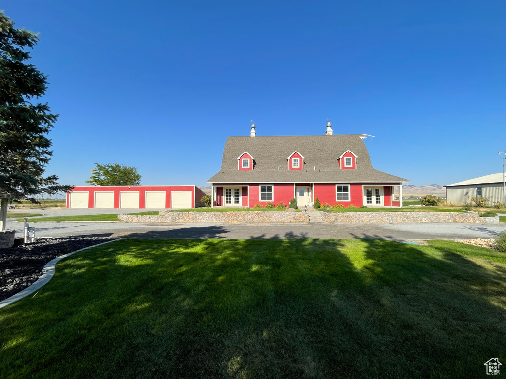 Cape cod house with a front lawn
