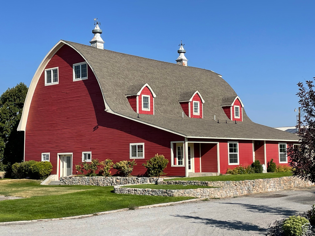 Cape cod home with a front lawn