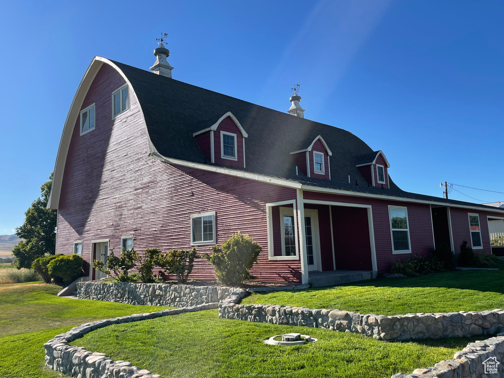 New england style home featuring a front lawn