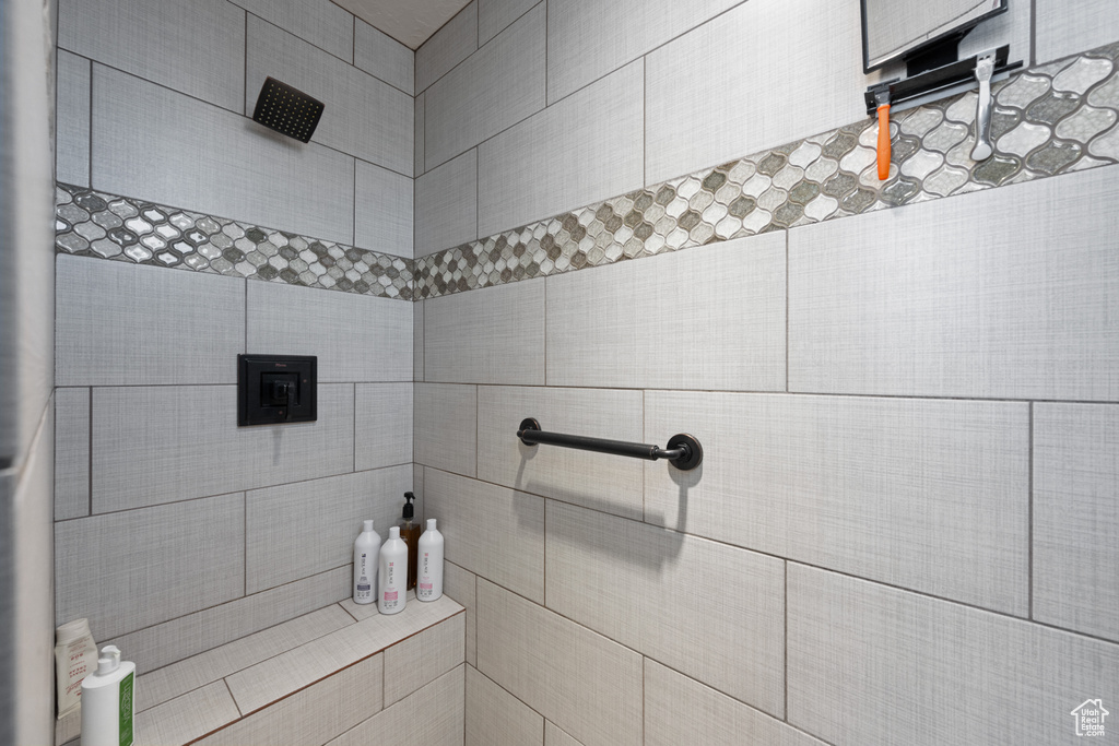 Bathroom featuring a tile shower