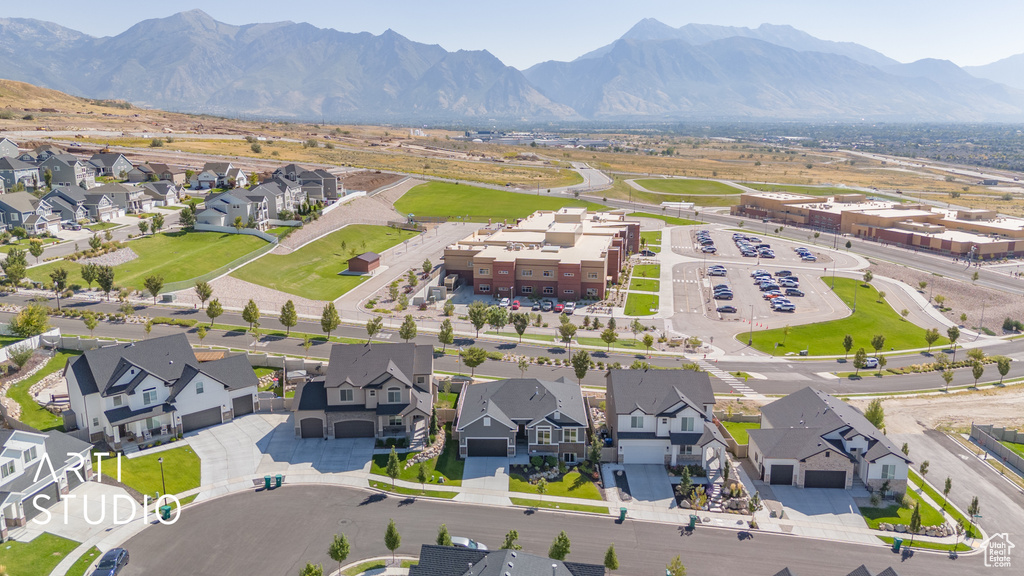 Bird\\\'s eye view featuring a mountain view