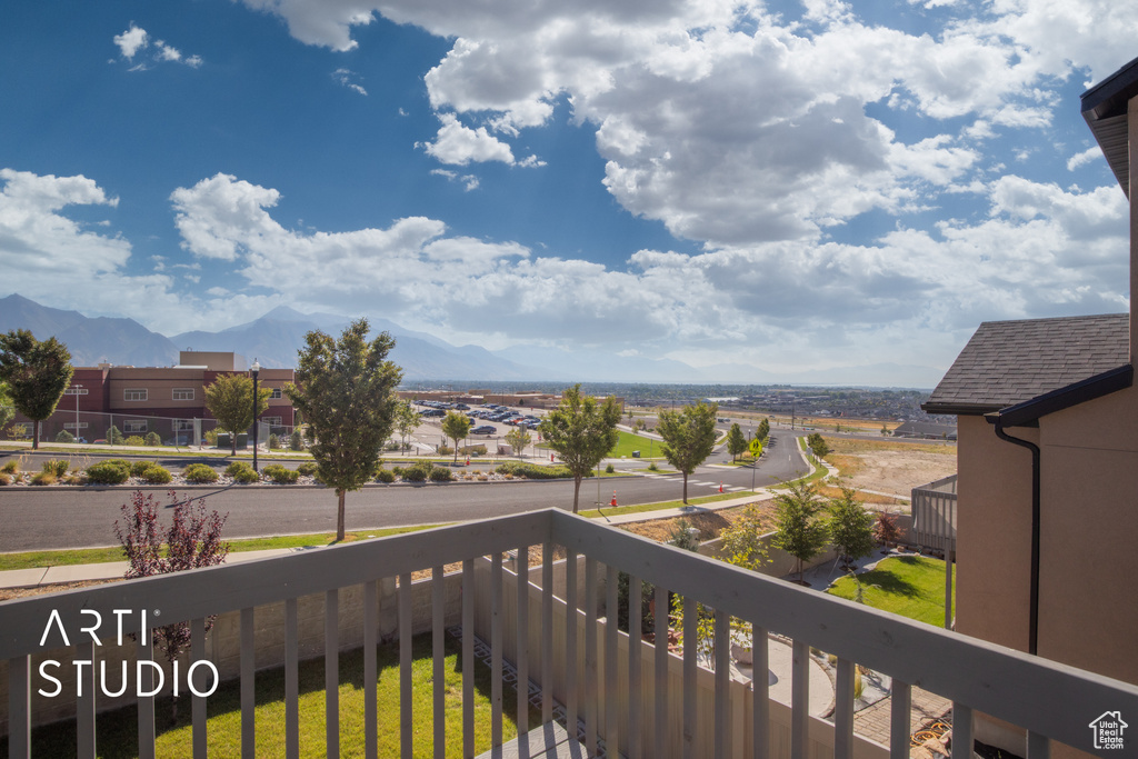 Balcony featuring a mountain view