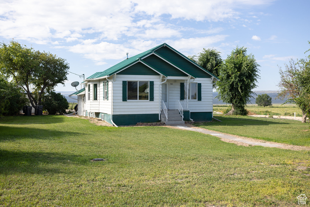 View of front facade featuring a front yard