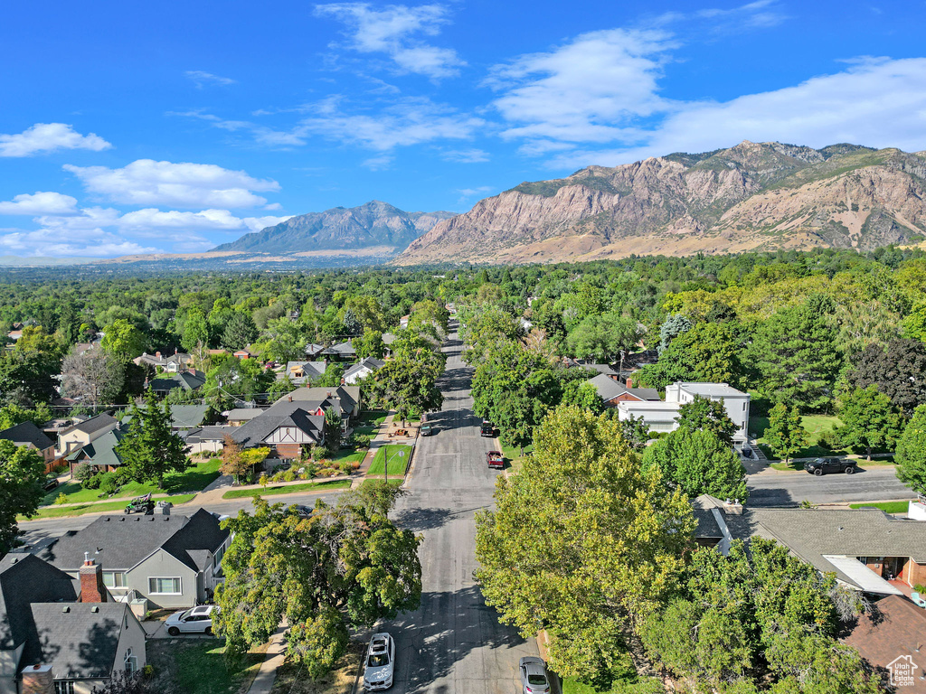 Bird\\\\\\\\\\\\\\\\\\\\\\\\\\\\\\\'s eye view with a mountain view