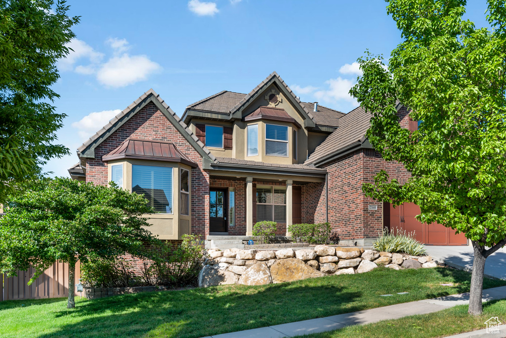 Craftsman inspired home featuring a front yard and a porch