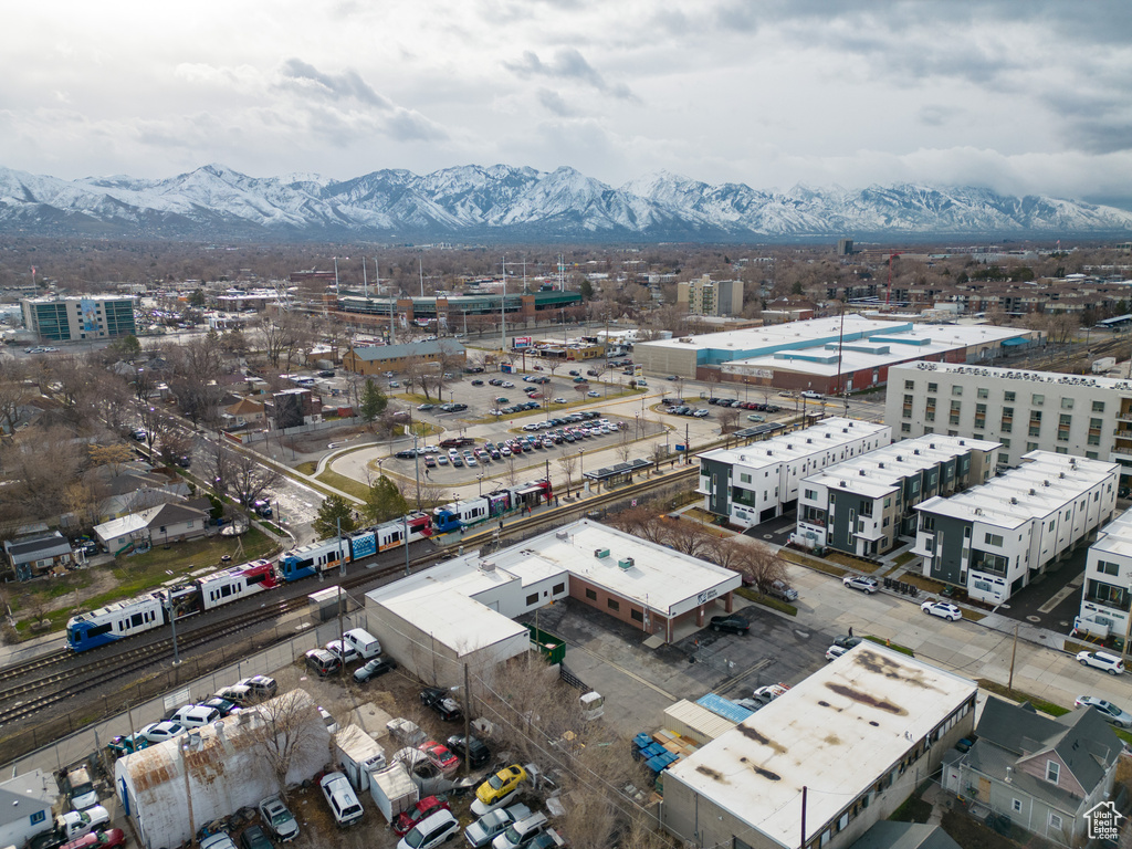 Birds eye view of property featuring a mountain view