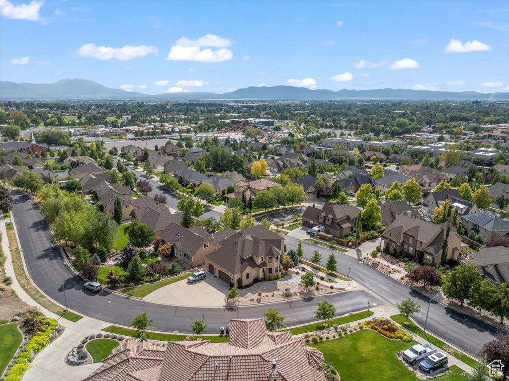 Birds eye view of property featuring a mountain view