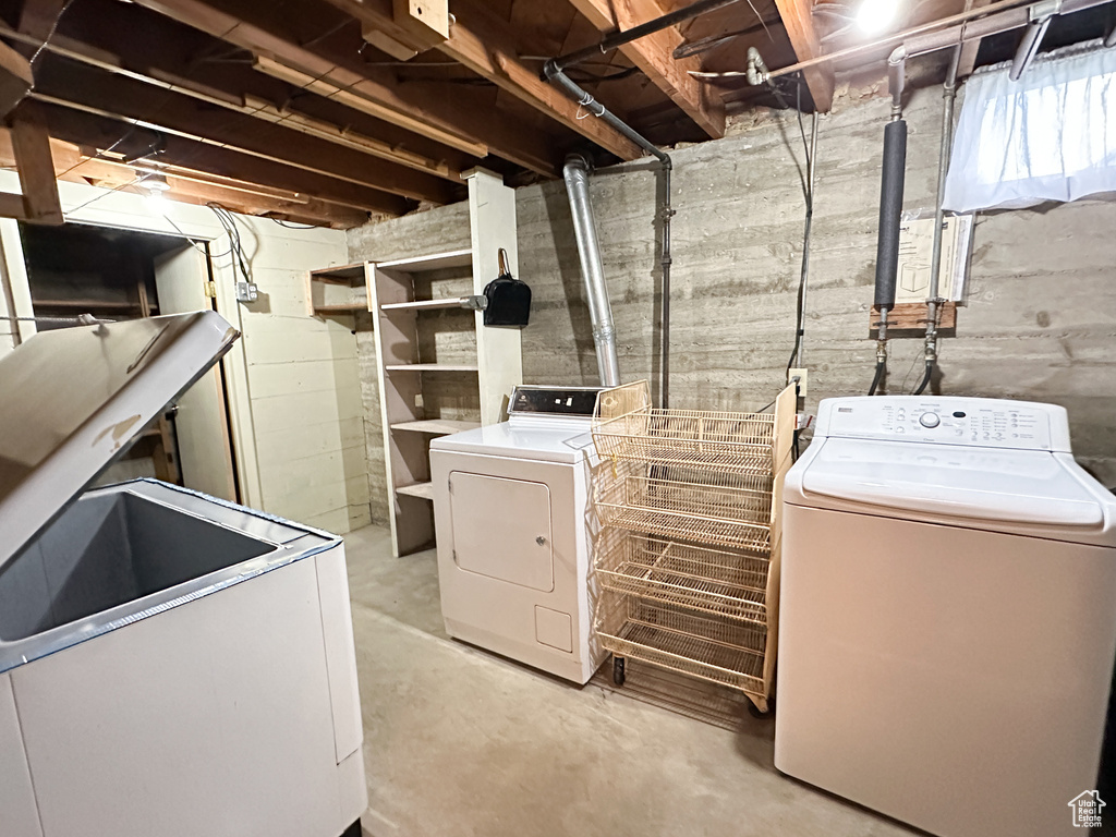 Laundry room featuring independent washer and dryer