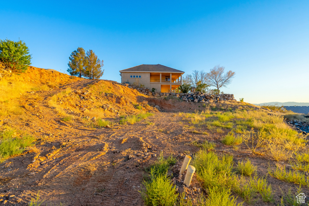 View of yard featuring a mountain view