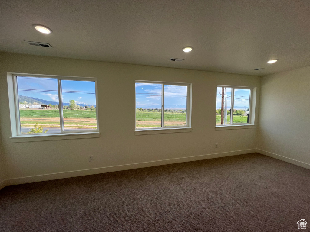 Empty room featuring recessed lighting, baseboards, visible vents, and carpet