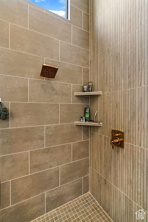 Bathroom featuring a tile shower