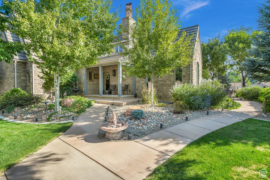 View of front facade with a front yard and covered porch