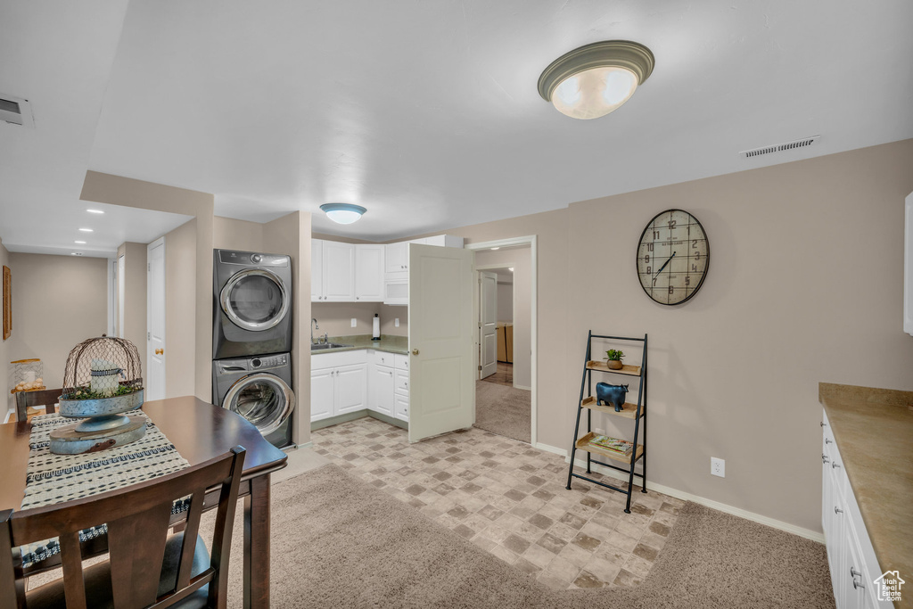 Dining room with baseboards, visible vents, stacked washer / dryer, and recessed lighting