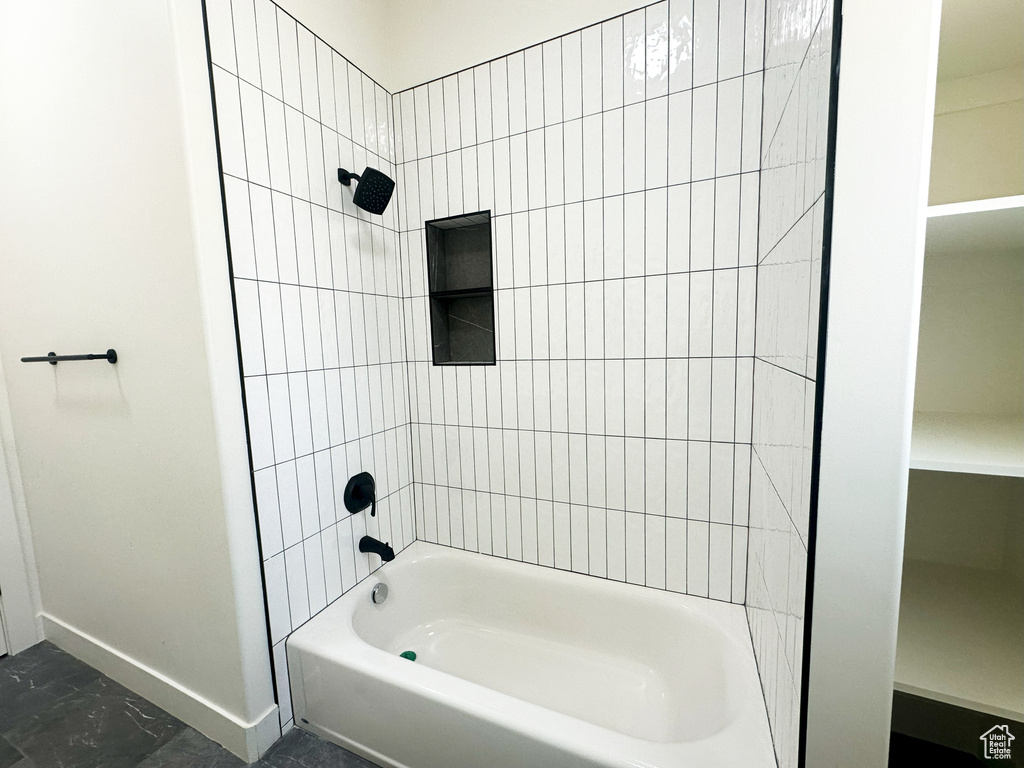 Bathroom featuring tiled shower / bath combo