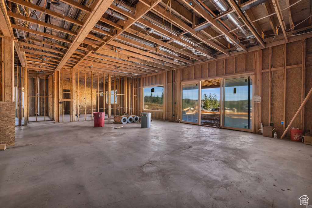 Miscellaneous room with concrete flooring