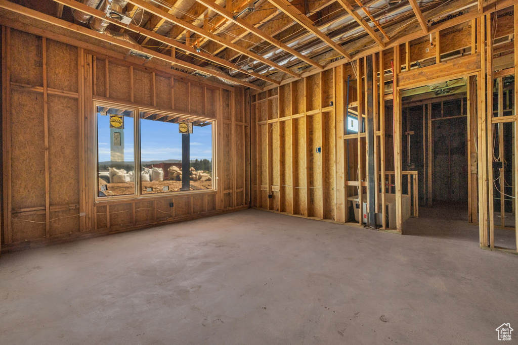 Misc room featuring concrete flooring