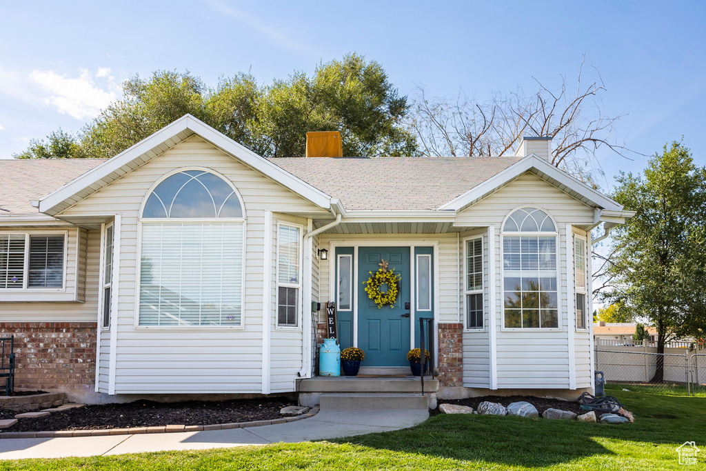 Ranch-style house featuring a front lawn