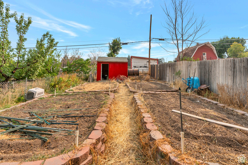 View of yard featuring a storage shed