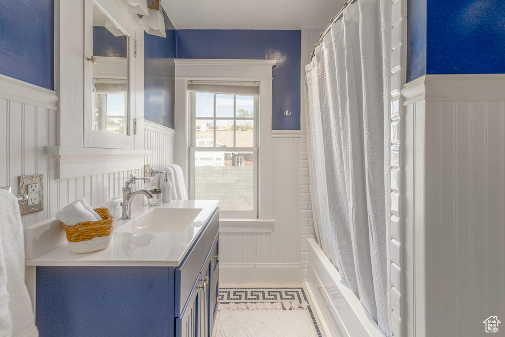 Bathroom with shower / tub combo and vanity