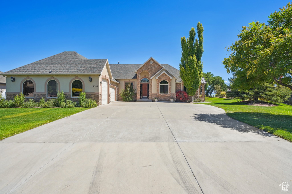 View of front facade with a garage and a front yard