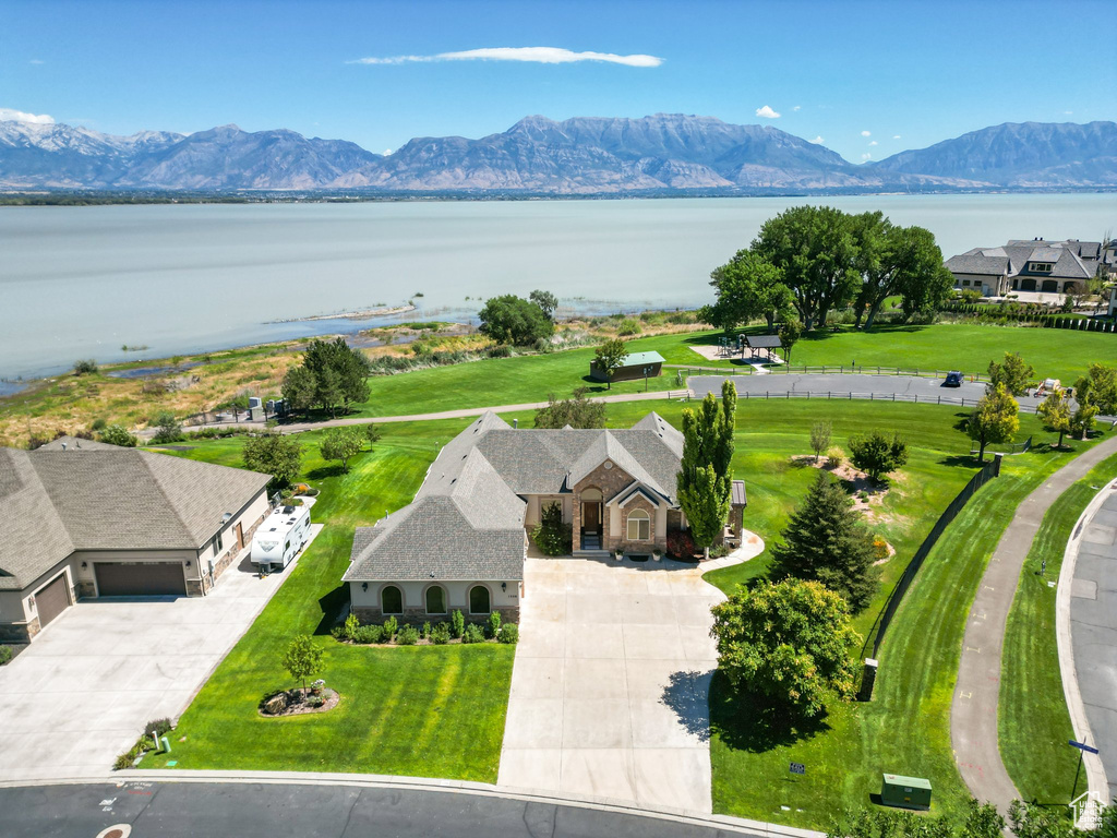 Bird\\\'s eye view with a water and mountain view