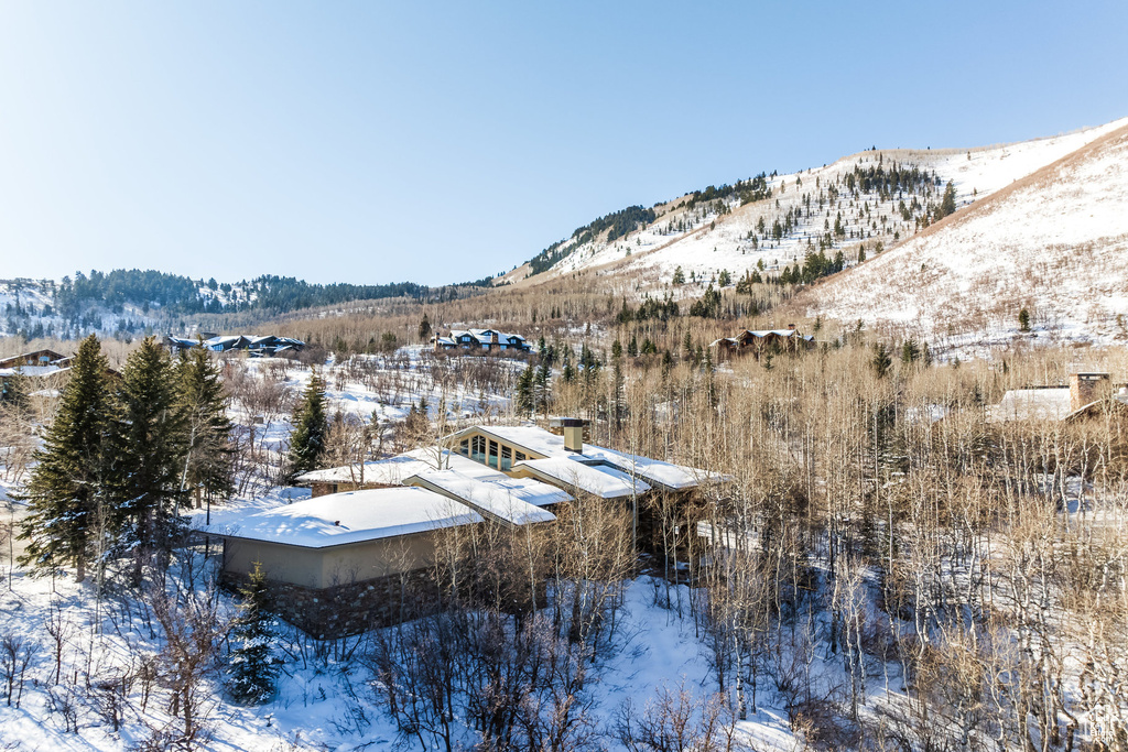 Snowy aerial view with a mountain view