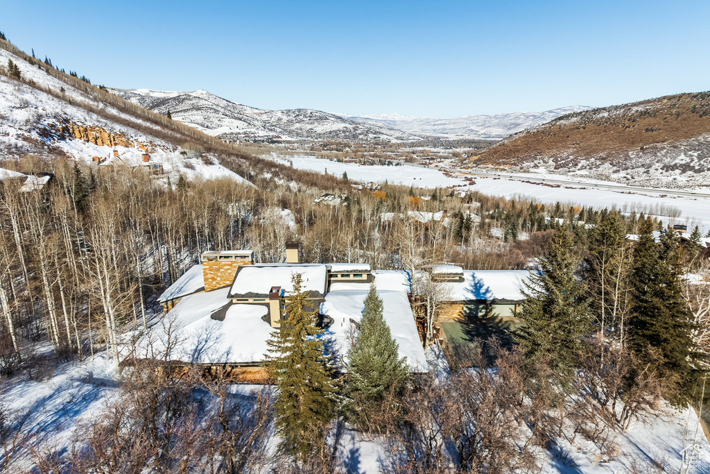 Snowy aerial view with a mountain view