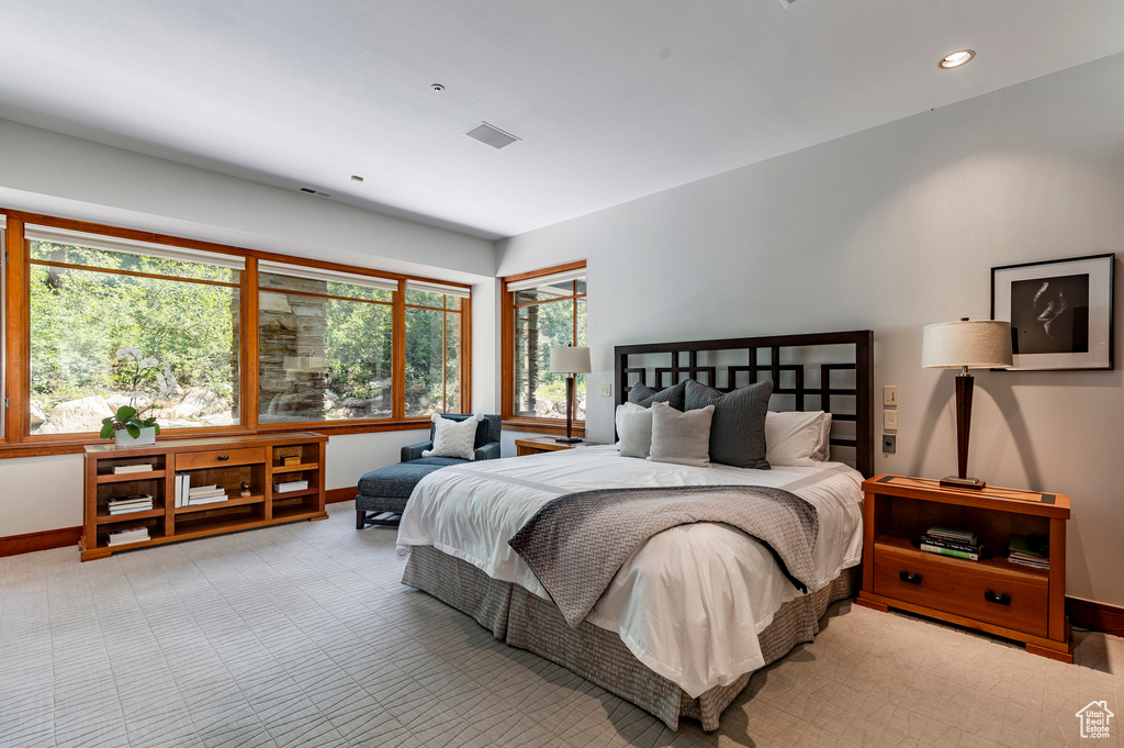 Bedroom with baseboards, multiple windows, visible vents, and recessed lighting