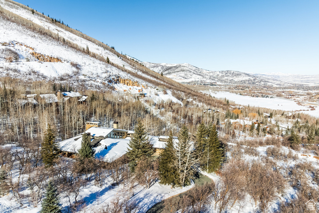 Snowy aerial view with a mountain view